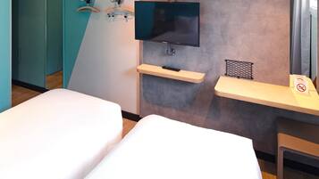 Chambre, 2 lits une place | Bureau, lits bébé (gratuits), Wi-Fi gratuit, draps fournis