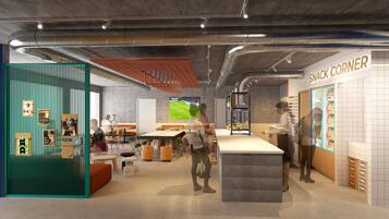 Un intérieur moderne avec des espaces de détente, un comptoir portant l’inscription « COIN SNACK », et des éléments structurels apparents, comme des tuyaux et un décor de plafond original.