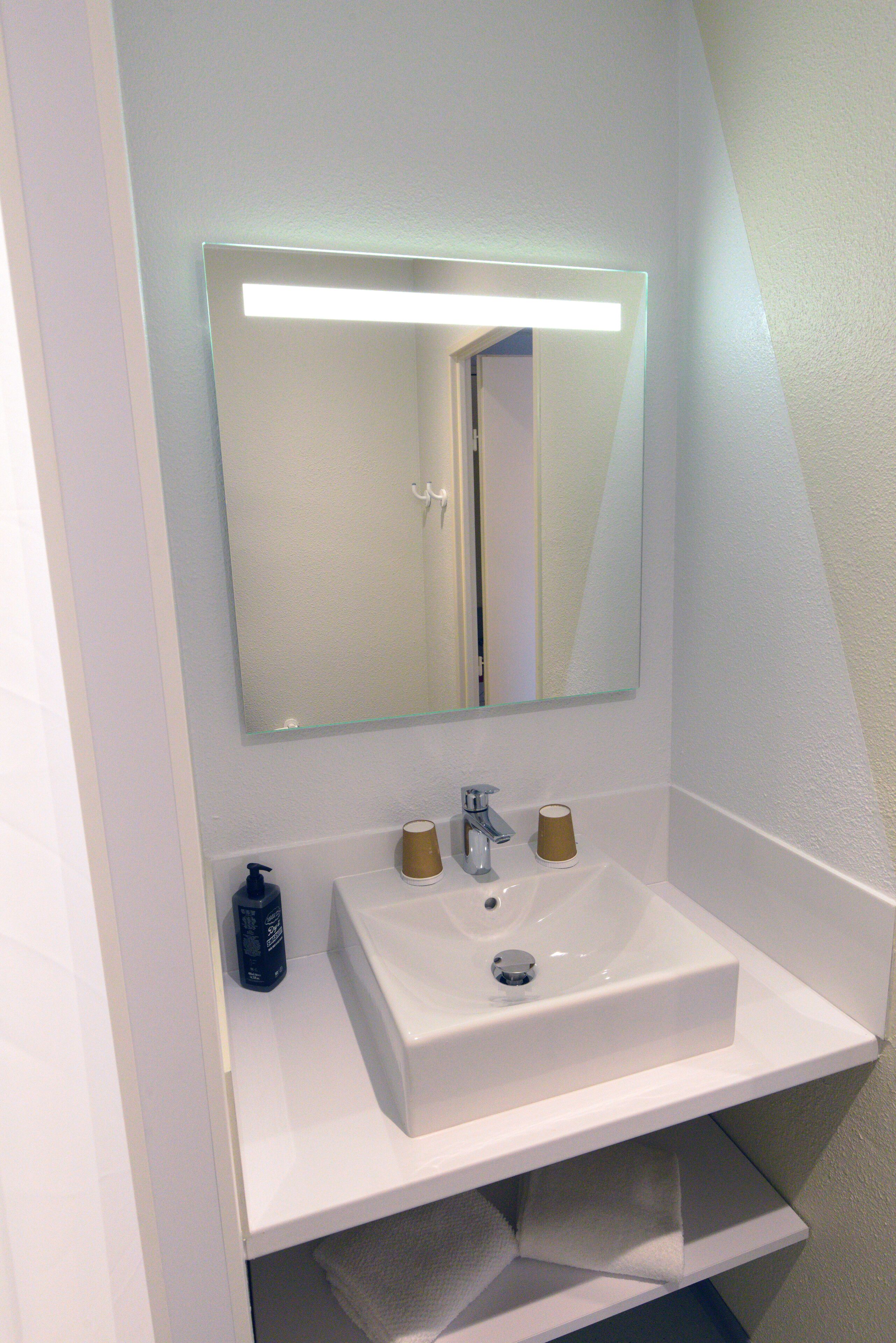 double room, 1 double bed | bathroom | shower, eco-friendly toiletries, towels