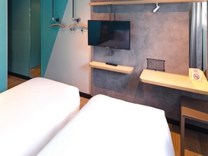 Quarto, 2 camas de solteiro | Escrivaninha, berços grátis, Wi-Fi de cortesia, roupa de cama