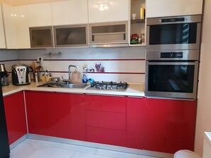 Frigorífico, microondas, horno y placa de cocina