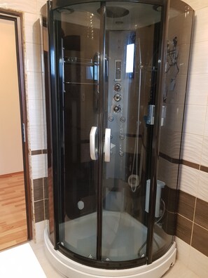 وحدات دش مع أحواض استحمام، حوض استحمام بنظام ضخ المياه، مناشف، صابون