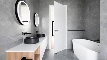 タオル、石鹸、トイレットペーパー