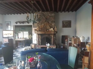 Televisie, een tafeltennistafel, boeken en een stereo