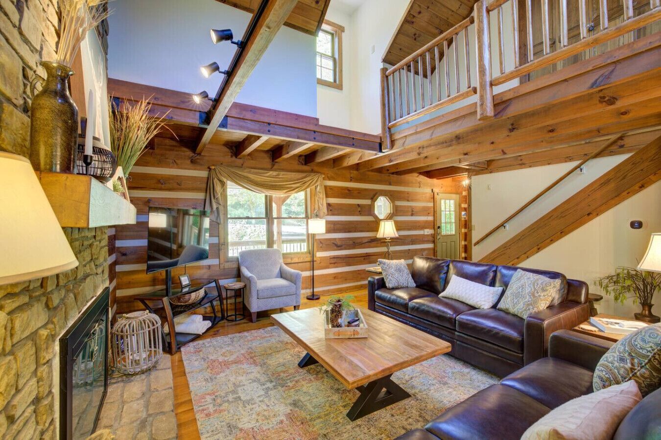 Una televisión, una chimenea, una mesa de tenis de mesa