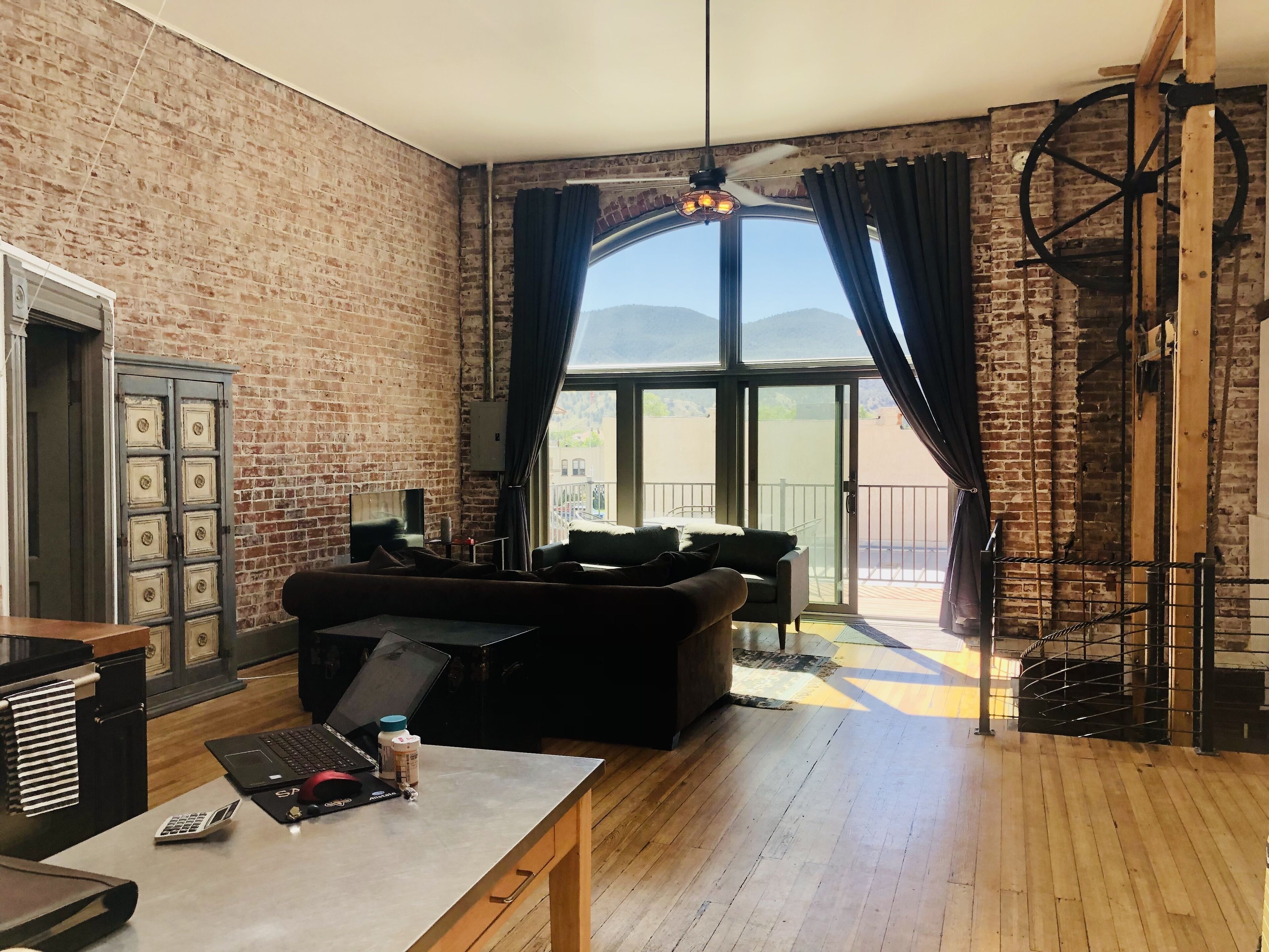 DOWNTOWN, Mountain VIEWS, 13 ft ceiling, 2 blks to River, FREE PARKING SPOT