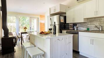 Refrigerador, microondas, horno y parrilla de estufa