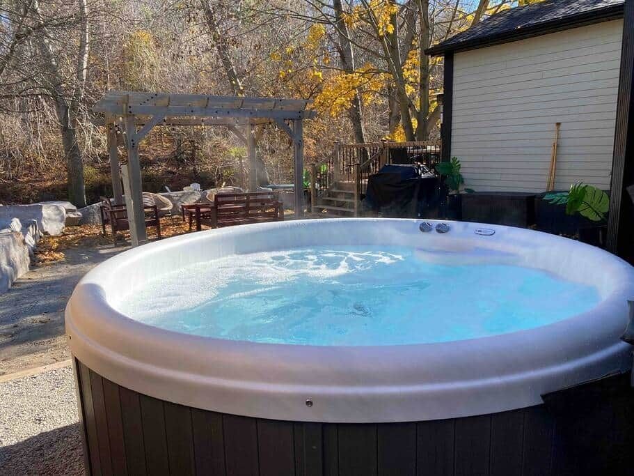 Outdoor spa tub