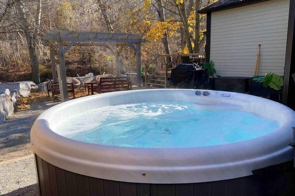 Relax in the hot tub, surrounded by nature and a magical, tranquil ambiance...