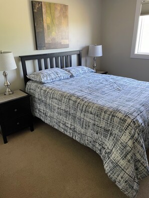 4 makuuhuonetta, työpöytä, silitysrauta/-lauta, vauvan matkasänky