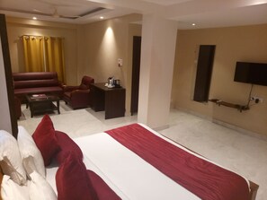 Family Double Room | Iron/ironing board, free WiFi, bed sheets