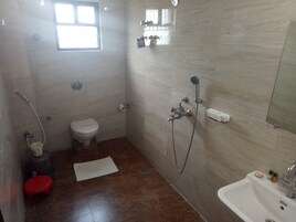 Un baño pequeño con azulejos, un inodoro, ducha y lavamanos.