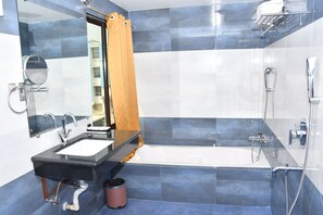 Deluxe Suite With Drawing Hall & Bathtub | Bathroom