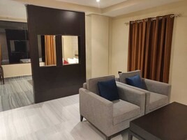 Deluxe Suite With Drawing Hall & Bathtub | Iron/ironing board, free WiFi, bed sheets