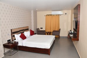 Executive Class Room | Iron/ironing board, free WiFi, bed sheets