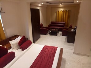 Deluxe Suite With Drawing Hall & Bathtub | Iron/ironing board, free WiFi, bed sheets - CHINMAYE INN (Bhagalpur)