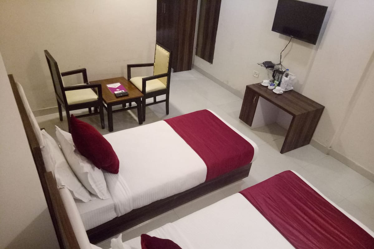 City Double or Twin Room, 1 Bedroom | Seterika/papan seterika, Wi-fi percuma, cadar katil