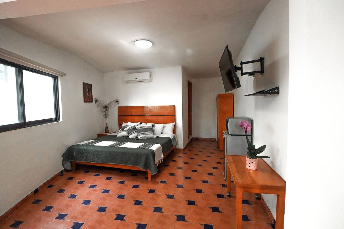 Signature Room | WiFi (free), bed sheets