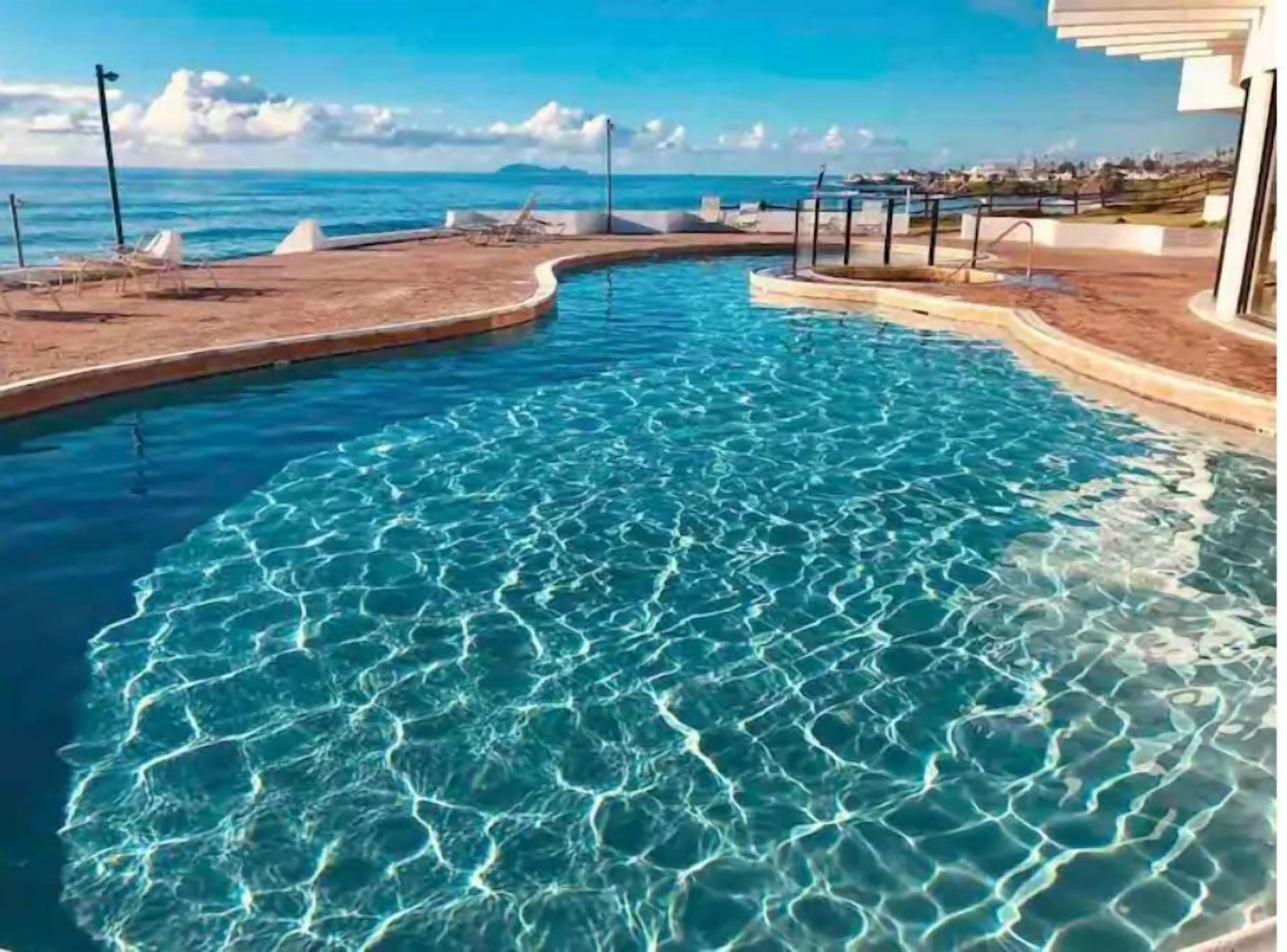 Piscine à débordement