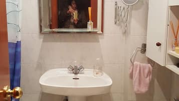 Chuveiro, banheira de hidromassagem, secador de cabelo, bidê