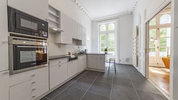 Een koelkast, een microgolfoven, een oven, een vaatwasser