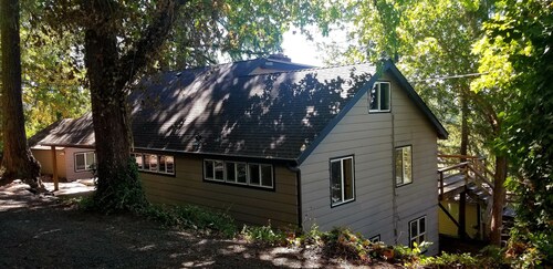 Walk to Hayward Field U of Oregon! Lower floor of spacious hillside home 1441 sq