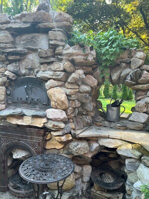Property grounds - Artistic barn: wood burning hottub, sauna and pizza oven  (Kent)