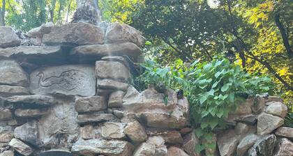 Artistic barn: wood burning hottub, sauna and pizza oven