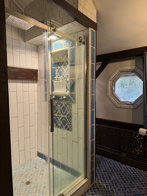 Bathtub, hair dryer, towels, soap - Artistic barn: wood burning hottub, sauna and pizza oven  (Kent)