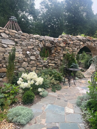 Artistic barn: wood burning hottub, sauna and pizza oven 