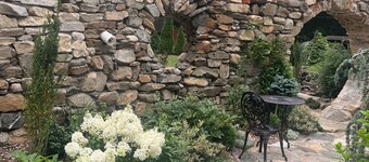 Artistic barn: wood burning hottub, sauna and pizza oven 