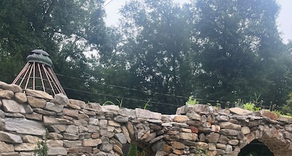 Artistic barn: wood burning hottub, sauna and pizza oven