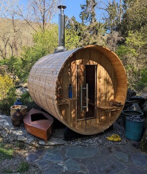 Sauna - Artistic barn: wood burning hottub, sauna and pizza oven  (Kent)