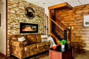 TV, fireplace, video games, DVD player - Family Friendly near Dollywood -Hot Tub - Game Room (Pigeon Forge)