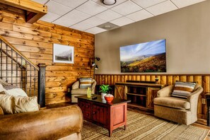 TV, fireplace, video games, DVD player - Family Friendly near Dollywood -Hot Tub - Game Room (Pigeon Forge)