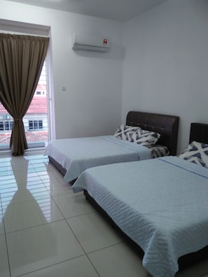 4 slaapkamers, een strijkplank/strijkijzer, gratis wifi, beddengoed