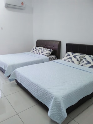 4 bedrooms, iron/ironing board, free WiFi, bed sheets - Coconut Homestay  Tanjong Karang. 10 minite to Sekinchan and Kuala Selangor . (Kuala Selangor)