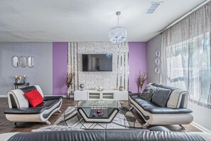 Smart TV, printers - DFW Perfect Home with Garage Parking, Gated Yard,Business Amenities,Arcade game! (Dallas)