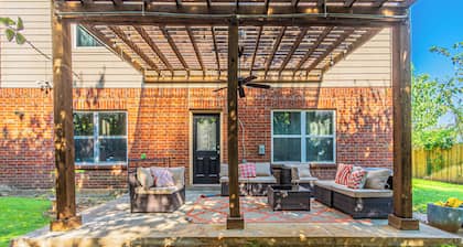 DFW Perfect Home with Garage Parking, Gated Yard,Business Amenities,Arcade game!