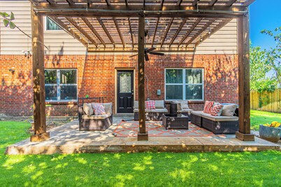 DFW Perfect Home with Garage Parking, Gated Yard,Business Amenities,Arcade game!