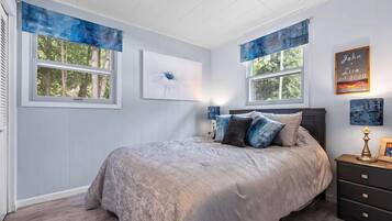 2 bedrooms, iron/ironing board, travel crib, WiFi (free)