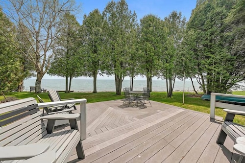 Secluded Lakefront Adventure Cabin