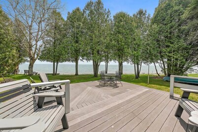 Secluded Lakefront Adventure Cabin