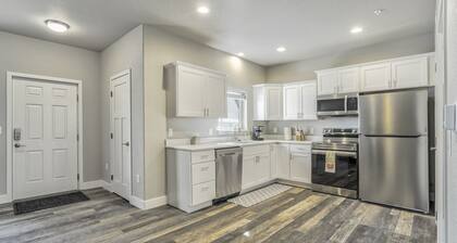 New Lower Condo-mins to downtown-Pet Friendly