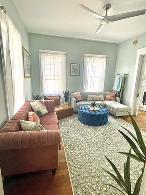 Smart TV - Big Groups & Events Welcome! 2 Home Estate! (Birmingham)