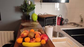 Réfrigérateur, four, plaque de cuisson, cafetiÚre/bouilloire