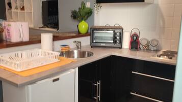 Réfrigérateur, four, plaque de cuisson, cafetiÚre/bouilloire