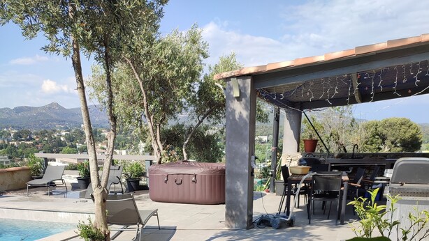 A rooftop pool area with lounge chairs, a hot tub, and a barbecue setup. - Happiness and calm to enjoy a magnificent view  (Marseille)