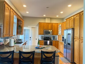 Jääkaappi, mikroaaltouuni, uuni, liesi