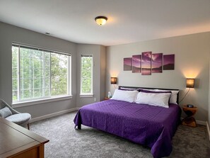 5 makuuhuonetta, työpöytä, silitysrauta/-lauta, vauvan matkasänky